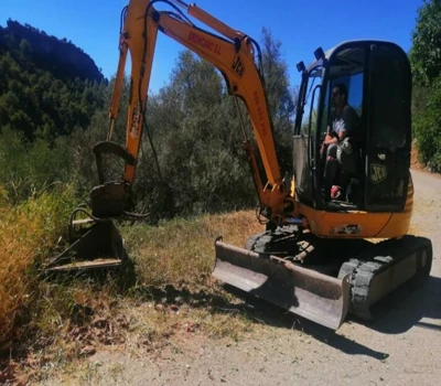 La-Concejalía-de-Agricultura-acomete-el-desbroce-de-la-carretera-del-Rio-de-la-miel-y-cantarrijan