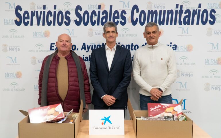 El ayuntamiento y Nerja Solidaria reparten 110 cestas navideñas a familias necesitadas