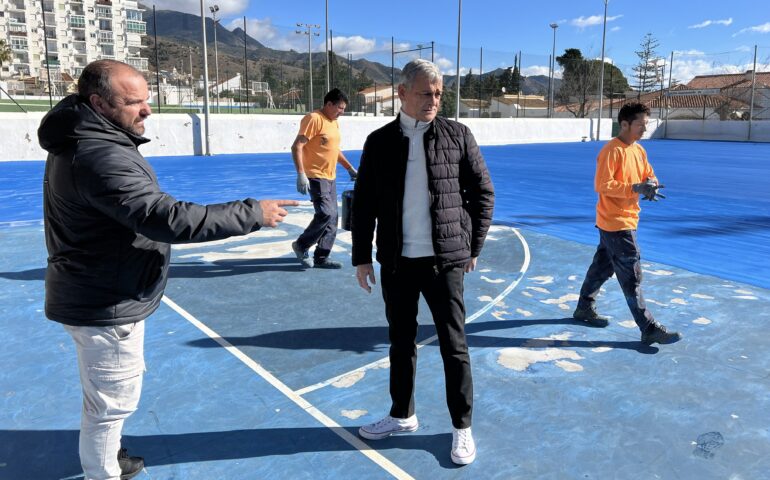El Ayuntamiento mejora la calidad de la pista de fútbol sala del Polideportivo