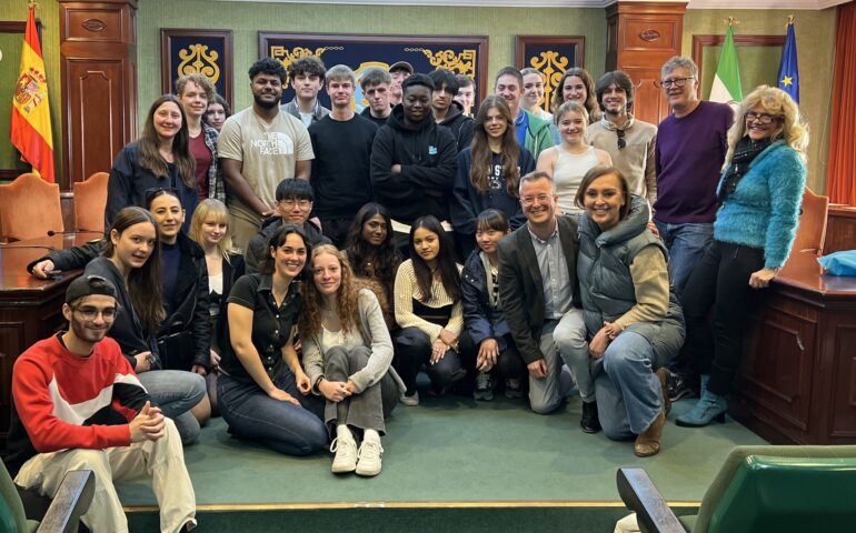 Los estudiantes de la Royal Holloway University of London descubren los encantos de Nerja durante su visita a España