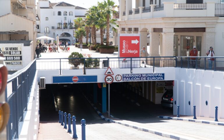 El Ayuntamiento de Nerja otorga el contrato para modernizar los ascensores del aparcamiento Balcón de Europa