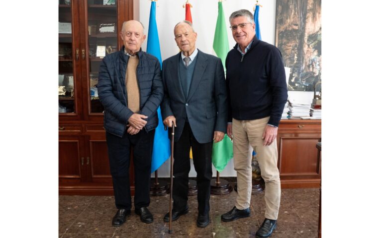 El-Juez-sustituto-Antonio-Hermoso-recibe-el-reconocimiento-de-la-institucion-por-su-destacada-labor-en-los-Juzgados-de-Paz-y-Registro-Civil