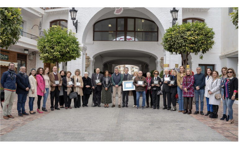 La-Pena-Nerjena-recibe-un-homenaje-municipal-por-su-compromiso-en-la-preservacion-del-Carnaval-de-Nerja