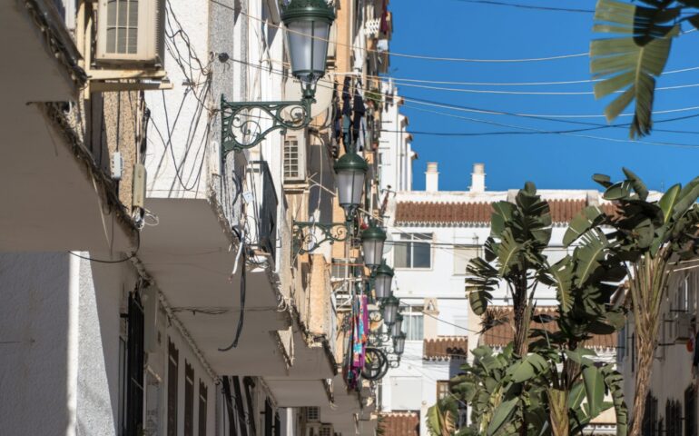 La calle de las Flores se ilumina con nuevo alumbrado público para mejorar la vida de sus vecinos