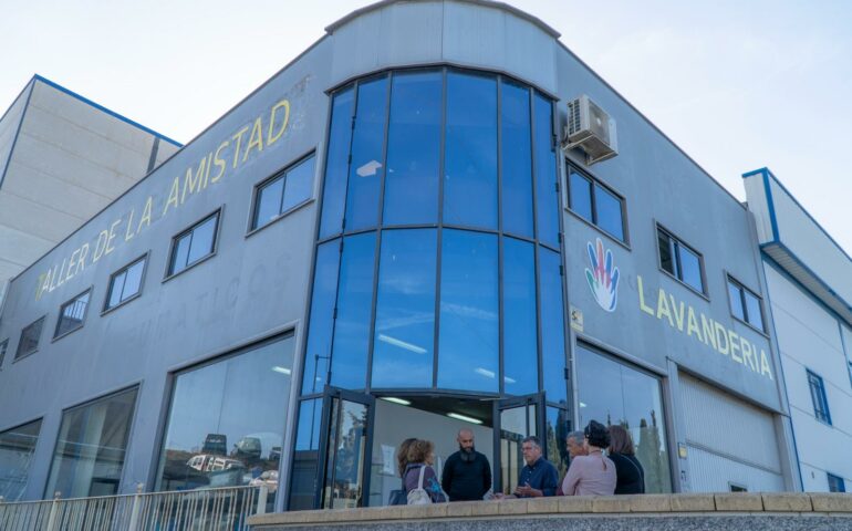 El alcalde visita la lavandería y el centro de orientación del Taller de la Amistad para apoyar a las personas en situación vulnerable