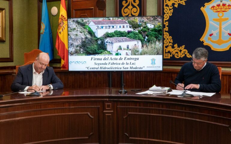 Endesa y el Ayuntamiento firman la entrega de la Central Hidroeléctrica de San Modesto, un hito para impulsar el desarrollo sostenible en la localidad