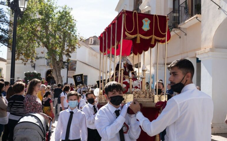 Los Tronillos de Semana Santa regresan para deslumbrar a Nerja con su tradicional desfile por sus calles